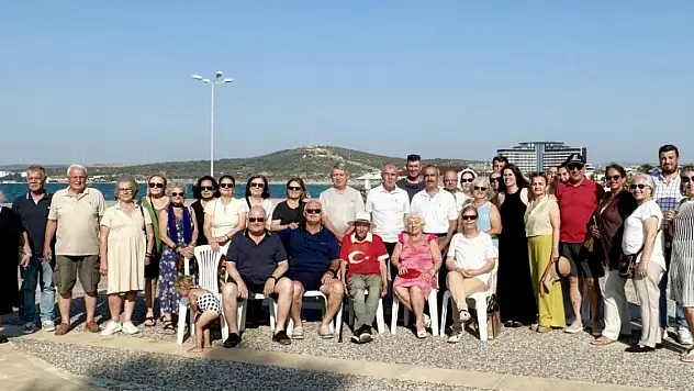 Bayramda buluşma noktası Taş İskele: İzmir'de geleneksel bayramlaşma coşkusu