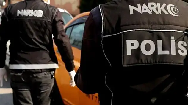 Bergama uyuşturucu operasyonu: Binlerce hapla yakalandılar