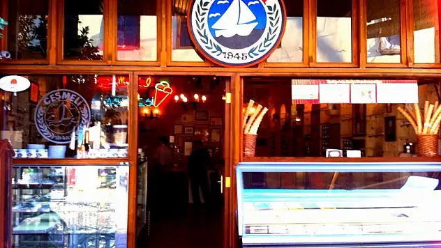 Bu dondurmayı yiyen bir daha istiyor | Çeşme'de 80 yıldır önünde kuyruk bitmiyor