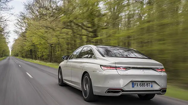BMW 5 Serisi mi, Mercedes E Serisi mi, yoksa lüksün yeni tasarımı DS 9 mu? Zirvede fırtına kopartacak özellikler!