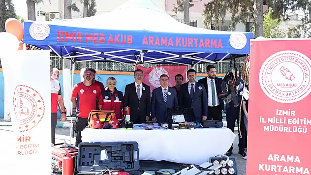 Bornova'da bir ilk: Çocuklar bu kez sağlık için sahnedeydi!