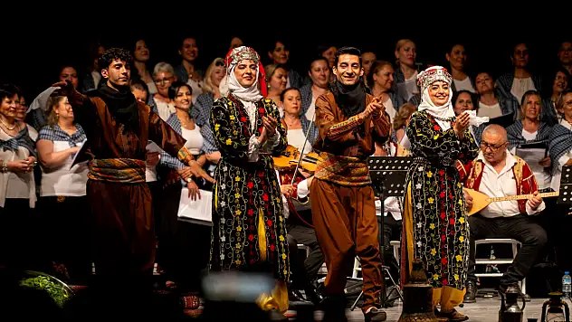 Bornova'da Halk Dansları Festivali başladı
