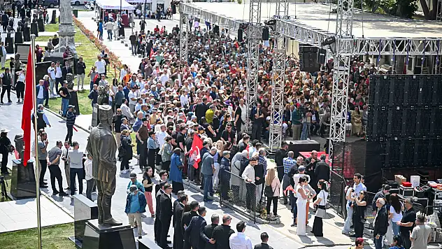 Bornova'da özgürlük ve demokrasi zinciri kırıldı