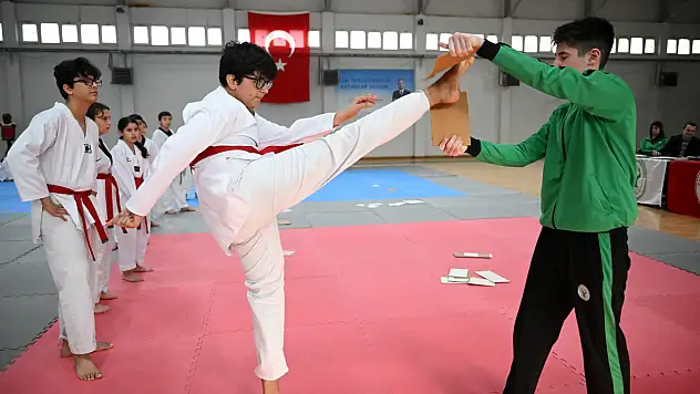 Bornova'da Taekwondo heyecanı: 95 Sporcu kuşak atladı!