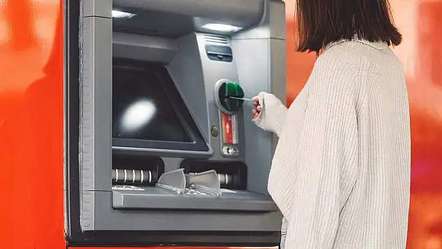 Bu bankalardan birinde hesabınız varsa kimlik kartınızı alıp şubeye gitmeniz gerekiyor: İş Bankası ve Akbank duyurdu