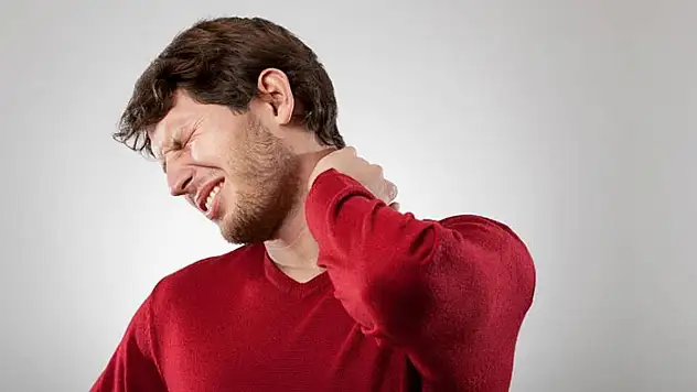 Bu faktörler boyun ağrılarını tetikliyor! Alışkanlıklarınız sağlığınızı tehdit ediyor olabilir