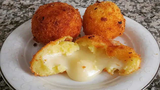'Bu lezzet bu kadar kolay olamaz' diyeceksiniz! Sadece 3 malzemeyle yapılıyor, yiyen mutlaka tarifini soruyor