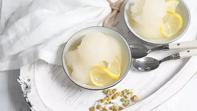 Buzdolabındaki limonları değerlendirin: Evde limon sorbeyle ferahlayın!