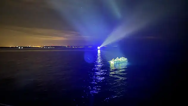 Çeşme açıklarında 36 düzensiz göçmen yakalandı