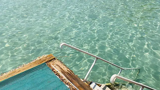 Çeşme plaj partilerine rakip geldi: Hem deniz hem parti arayanlar buraya akın ediyor!