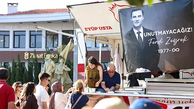 Çeşme ve Alaçatı'da Ferdi Zeyrek için lokma dağıtıldı