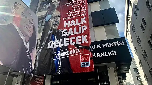 CHP İzmir binasına pankart