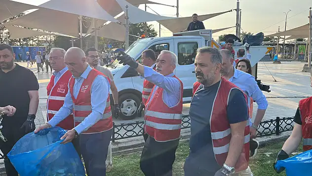 CHP İzmir sokaklara çıktı, çöpleri topladı