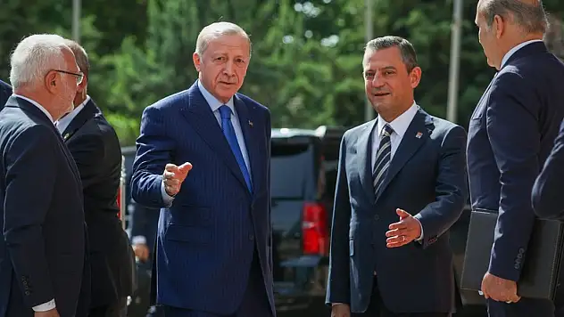 Cumhurbaşkanı Erdoğan'dan Özgür Özel'e geçmiş olsun telefonu