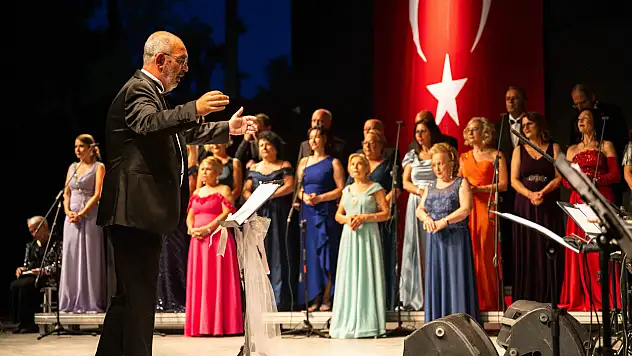 Cumhuriyet ezgileri Bornova'da yankılandı