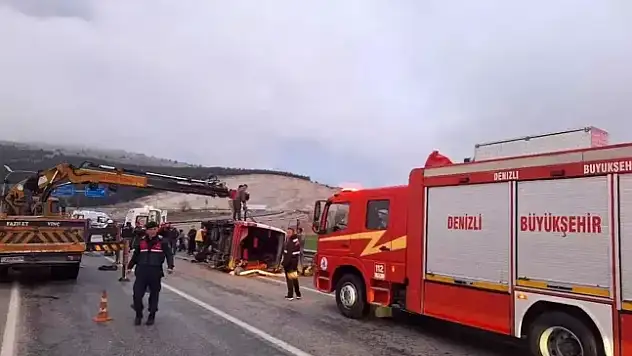 Denizli'de işçileri taşıyan minibüs devrildi: 1'i ağır 13 kişi...