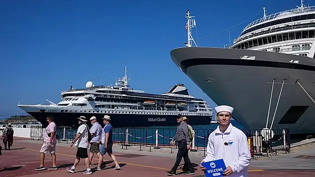 Depremzedelere barınak olan yüzen otel, Ege adalarına turist taşıyor