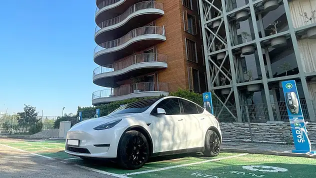 Doğaya nefes: Narlıdere elektrikli araçlarla 1400 ağacın gücünü yakaladı