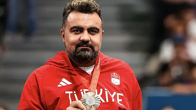 Efsane milli raket, kariyerini noktaladığını açıkladı!