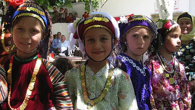 Ege'nin kalbinde zamanın durduğu yer! 500 Yıllık bu köy görenleri büyülüyor