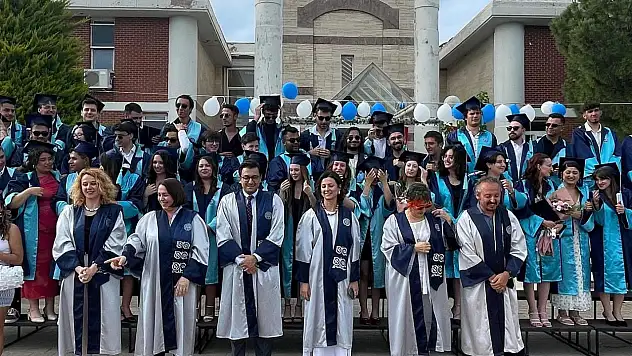 Ege Üniversitesi Çeşme Turizm Fakültesi'nde mezuniyet coşkusu