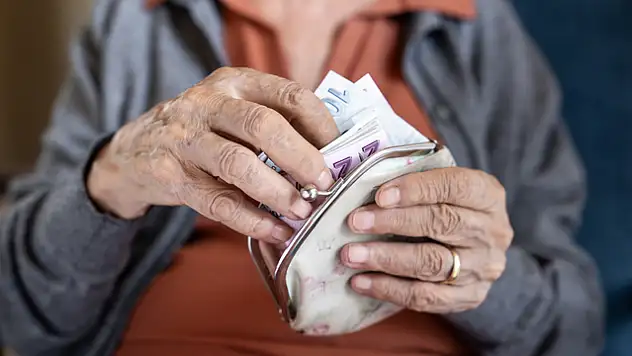 Emekliler bu bankalara göz atmadan geçmesin: 15 bin TL ödeme yapacak