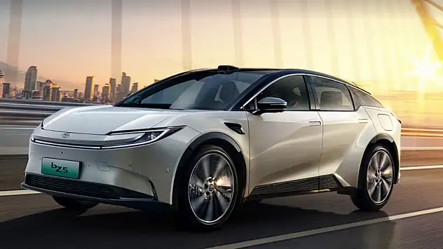 Fiyatıyla Tesla'dan 4 kat ucuz, menziliyle BYD'yi zorluyor: Toyota yeni otomobilini tanıttı!