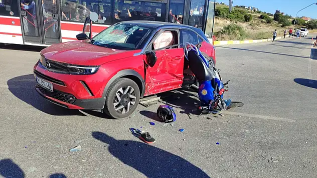 Foça'da otomobil motosikletle çarpıştı: 1 ağır yaralı