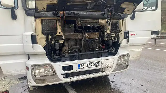 Geçitte yangın paniği: Tırda korku dolu anlar!