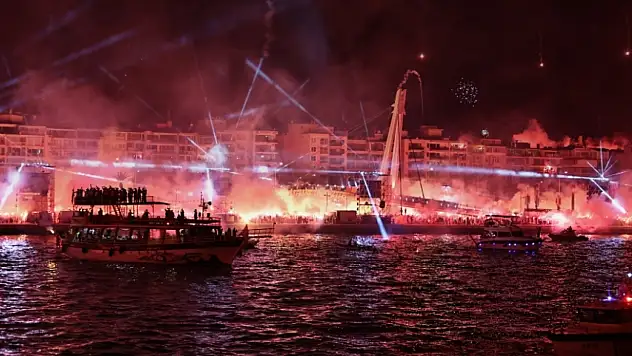 Göztepe'den 100. yıl coşkusu: Meşaleler geceyi aydınlattı
