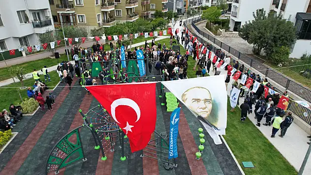 Güzelbahçe'de yenilenen sevgi yolu ve oyun parkı hizmete açıldı