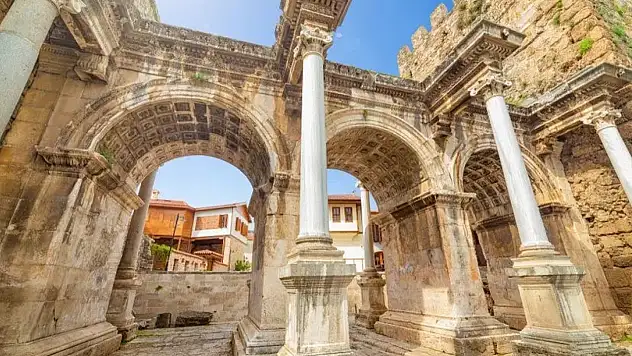 Tarihin Kapısı: Hadrian Kapısı'nı keşfedin
