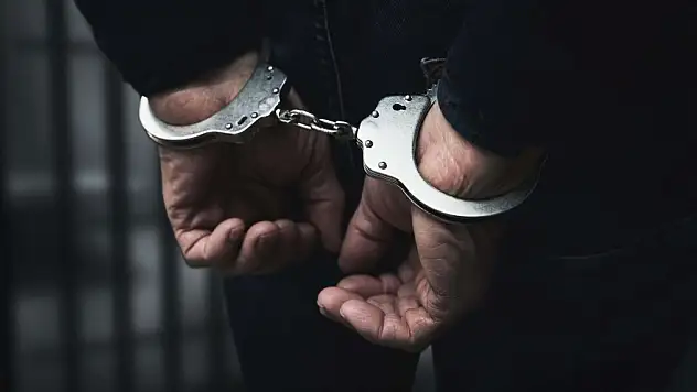 Hapis cezasıyla aranıyordu: İzmir'de enselendi