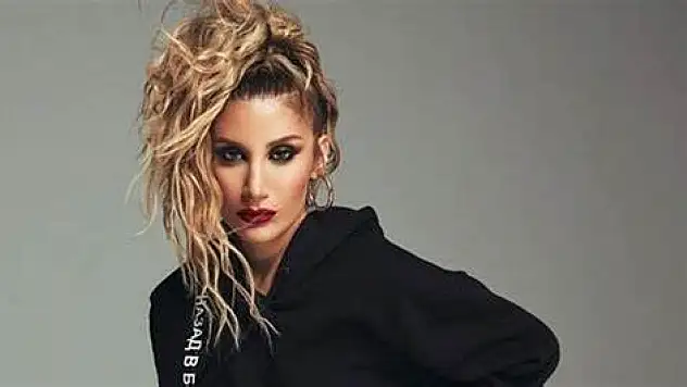 İrem Derici Kimdir?