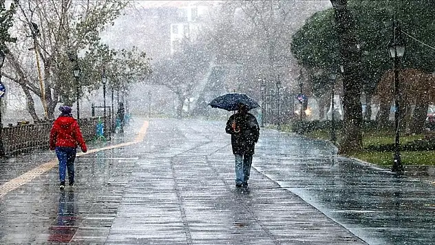 İşe gidecek olanlar yağmurluksuz dışarı çıkmasın: Sağanak yağış görülecek