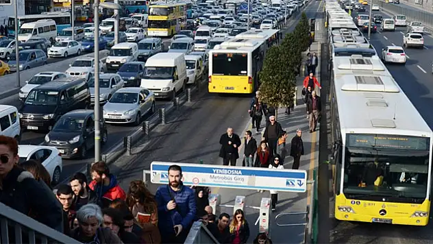 İstanbul'da 2,3,4,5,6 Nisan'da toplu taşıma kullanacak olanlar: İETT duyuru yaptı