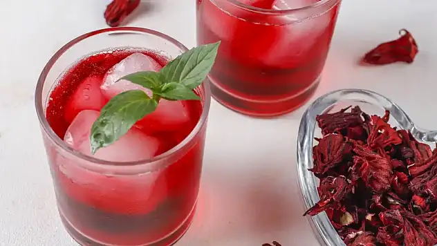 İster soğuk ister sıcak: Hibiskusun mucizevi faydalarını keşfedin