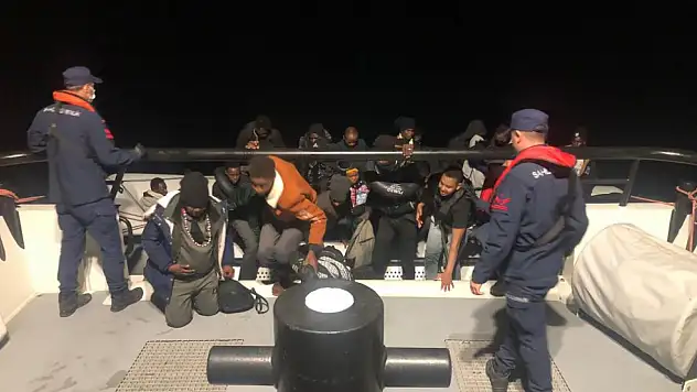 İzmir açıklarında can pazarı: Yasa dışı geçiş yaparken ele geçirildi!