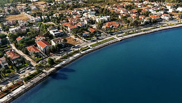 İzmir'de 82 numaralı otobüse bin, deniz manzaralı ucuz tatilin keyfini sür!
