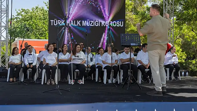 İzmir'de 'Çarşamba Eğlencesi' gönülleri fethetti