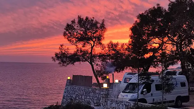 İzmir'de denizi ve ormanı bir arada sunan gizli cennet: Burayı gören tatilciler başka yere gitmek istemiyor!