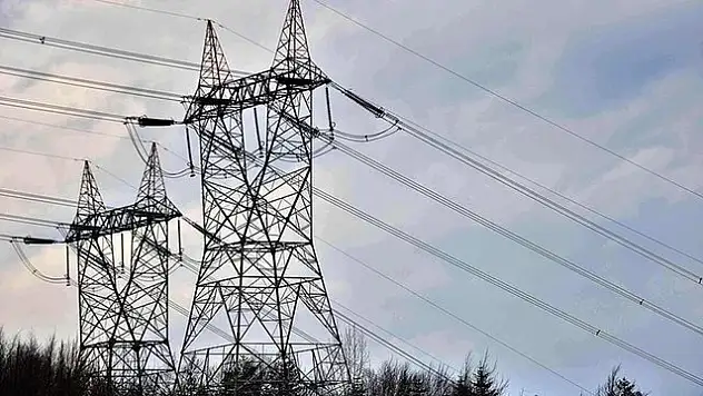 İzmir'de elektrik kesintisine saatler kaldı: Bu ilçelerden birinde eviniz varsa...