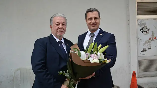 İzmir'de esnaftan sürpriz ilgi! Deniz Yücel'e alkışlı karşılama