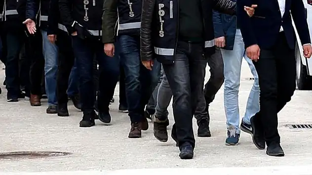 İzmir'de FETÖ operasyonu: 9 şüpheli gözaltında