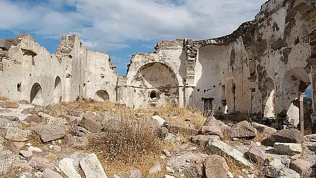İzmir'de görenleri şaşkına çeviren antik şehir: Kadın saçından yapılan iple kurtarıldı!