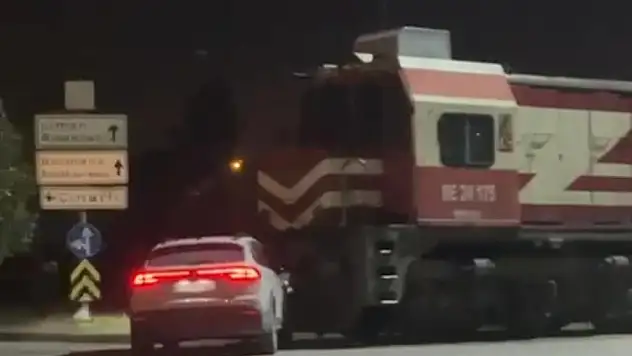 İzmir'de hemzemin geçitte korkunç kaza! Tren ve otomobil çarpıştı