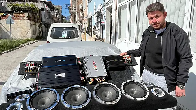 İzmir'de otomobilden 200 bin TL'lik ses sistemi çalan hırsız 24 saatte yakalandı!