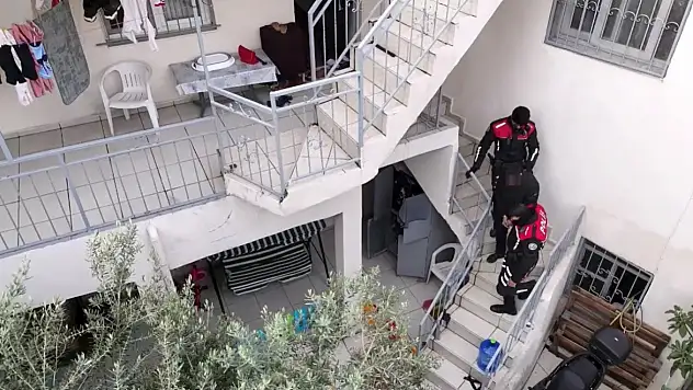 İzmir'de sabah baskını: Firari 143 kişi kıskıvrak yakalandı