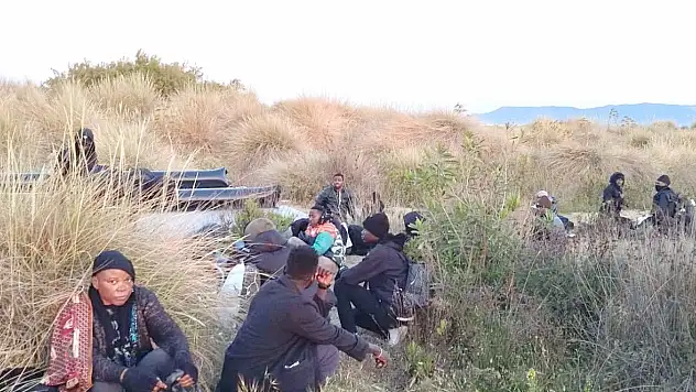 İzmir'de Sahil Güvenlik'ten kaçış yok: İHA tespit etti, kara ekipleri yakaladı!