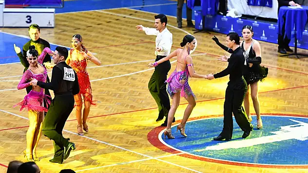 İzmir'de sahne onların! 400 dansçıdan büyüleyici rekabet